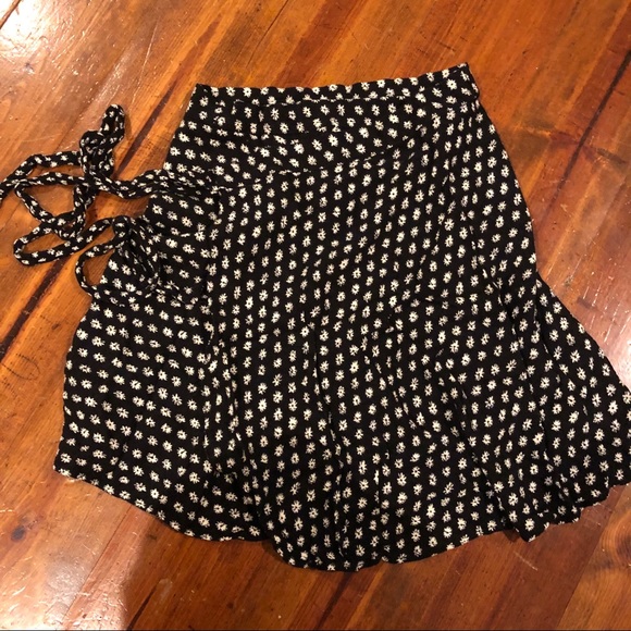 Reformation wrap skirt black and white florals - Picture 2 of 2